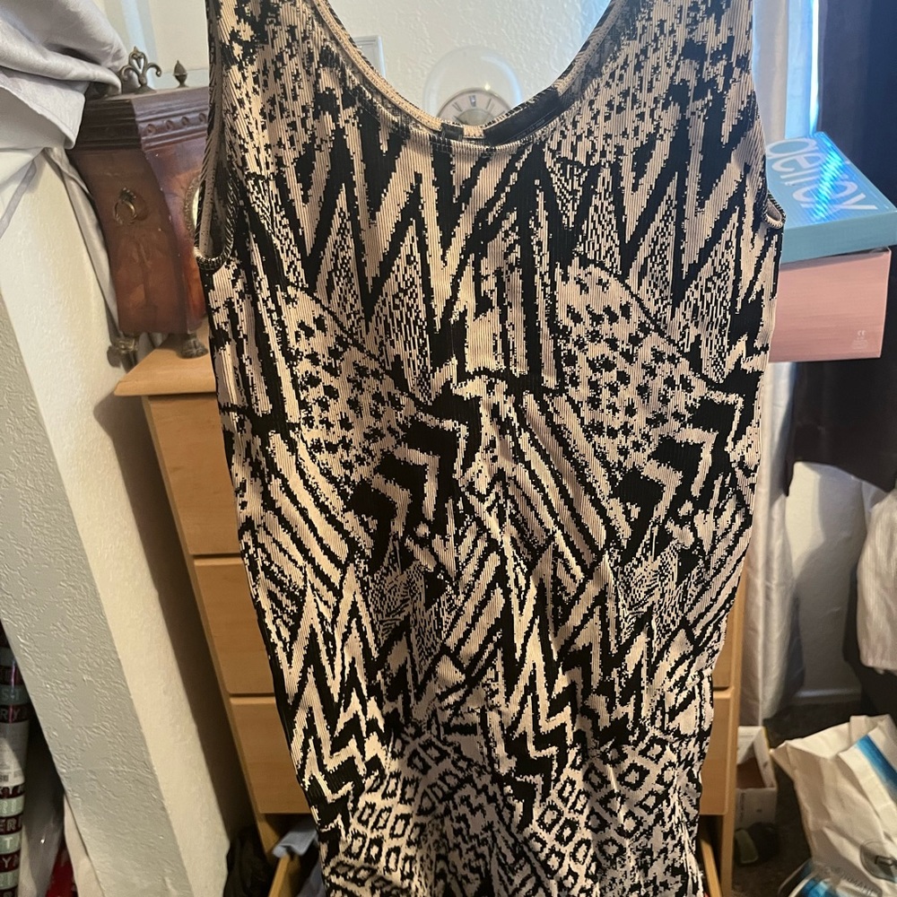 This is a guess dress that I only wore once. Good condition